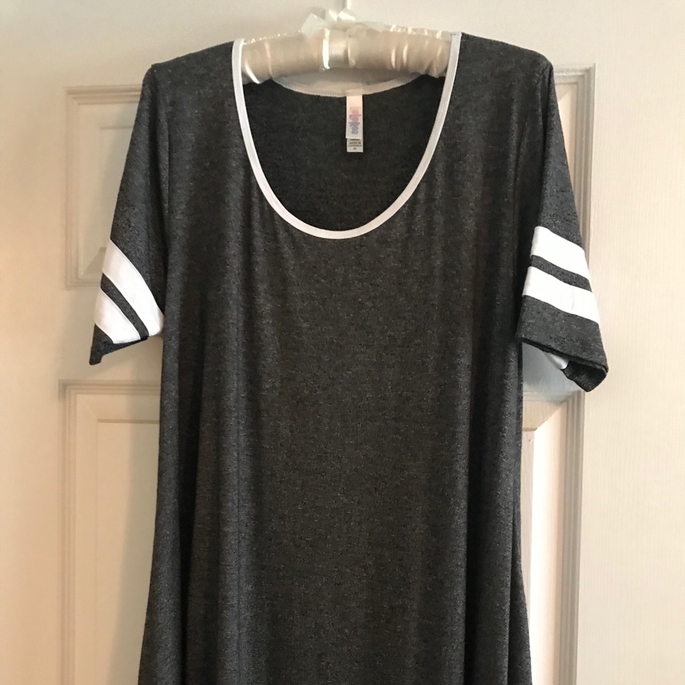 Lularoe Perfect T, Medium 
Black/dark gray